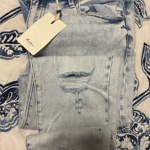 KanCan Light Wash Distressed Cropped Jeans size 11/29 they are super cute! I